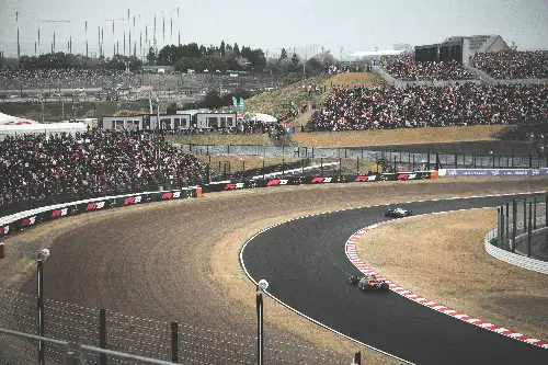 photo containing: Sports venue, Race track, Auto racing, Racing, Motorsport, Race car, Sports car racing, Formula 1, Kit car, Race of Champions