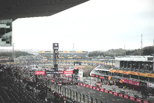 photo containing: Sports venue, Race track, Stadium, Crowd, Racing, Motorsport, Sports car racing, Race car, Performance car, Auto racing